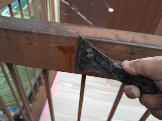 甲府市の錆びついたバルコニー手摺り、窓の格子をケレン後、錆び止めとファインSiで３回塗り